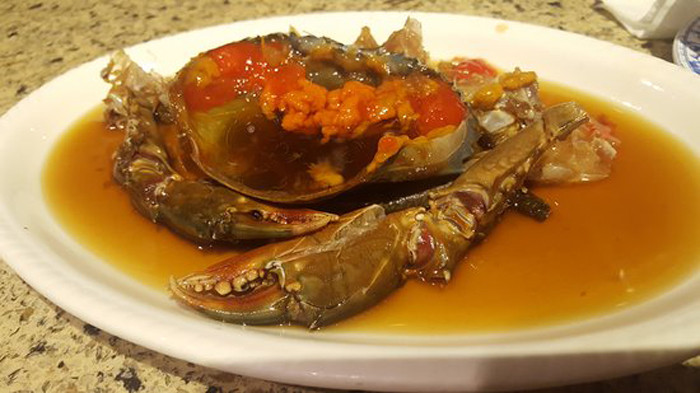 Khi ăn, đặc sản cua "say" sẽ được thưởng thức với nước sốt tưới sẵn trên thân.