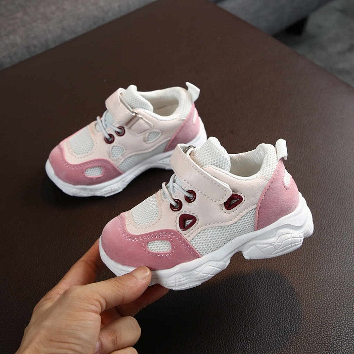 Có thể nói, đôi chân được xem như là lá phổi thứ hai của trẻ nên mẹ cần chọn những đôi giày thoáng khí, đế có các rãnh chống trơn trượt cho bé mà vẫn đủ ấm khiến bé không bị nhiễm lạnh. Ảnh: Internet.