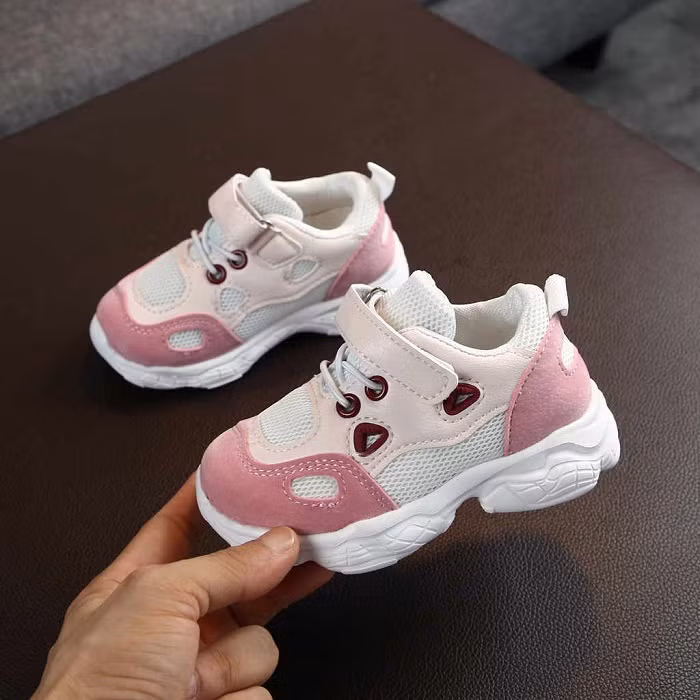 Có thể nói, đôi chân được xem như là lá phổi thứ hai của trẻ nên mẹ cần chọn những đôi giày thoáng khí, đế có các rãnh chống trơn trượt cho bé mà vẫn đủ ấm khiến bé không bị nhiễm lạnh. Ảnh: Internet.