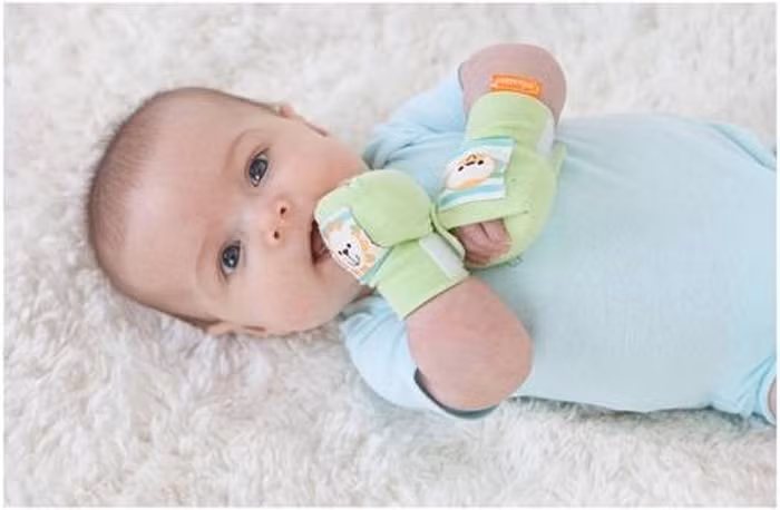 Bao tay, chân. Nhiều mẹ lo lắng trẻ sơ sinh da mỏng, dễ nhiễm lạnh cần đeo bao để bảo vệ. Tuy nhiên xét trên phương diện y học, việc đeo bao tay chân cho trẻ không những không giúp ích cho trẻ mà còn gây cản trở cho sự phát triển của trẻ.