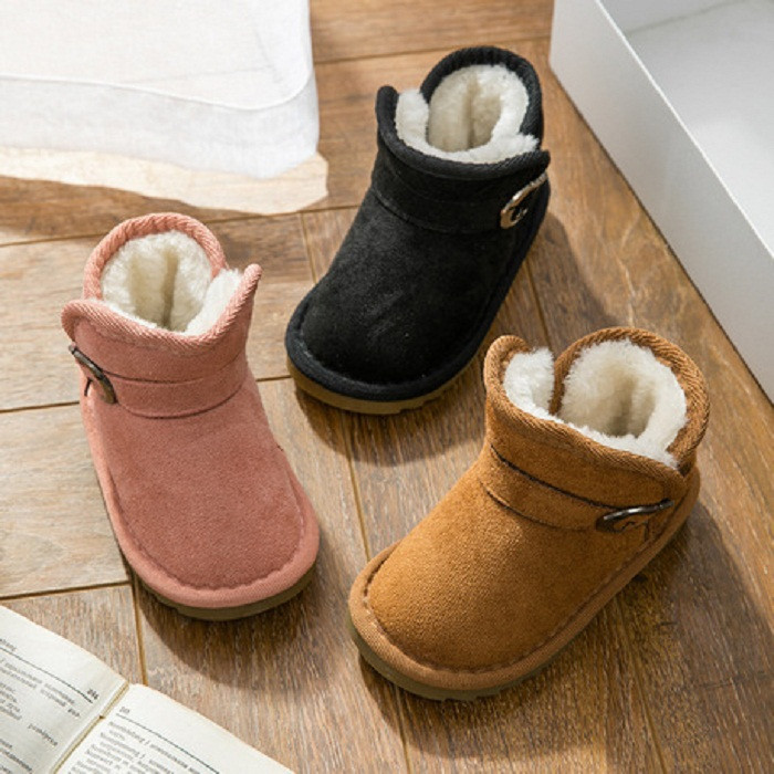 Giày đi tuyết. Mùa đông miền Bắc thường không xuất hiện tuyết nhưng nhiều mẹ vẫn chọn giày đi tuyết bởi thiết kế giữ ấm chân cho bé tối đa, nhìn bắt mắt. Thế nhưng, thiết kế giày đi tuyết lại không có lợi cho sự phát triển của chân bé.