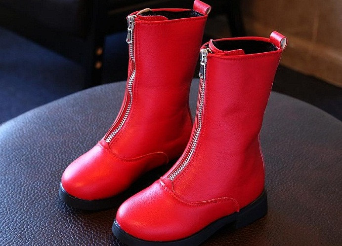 Ngược lại, đế giày quá cứng sẽ làm biến dạng xương bàn chân của bé, khiến bé đi bị đau chân, cảm giác vướng víu khi sử dụng.