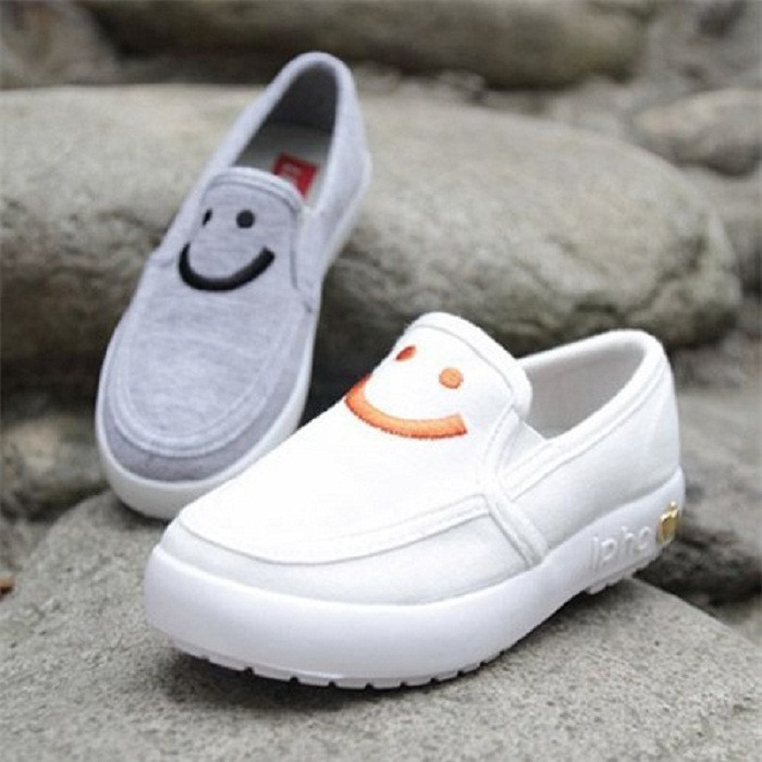 Thay vào đó, bạn nên mua cho con những thiết kế giày giữ ấm đúng size cho bé. Khi chọn, chú ý lựa những mẫu giày đế cứng vừa phải. Những đôi giày đế quá mềm sẽ không đủ khả năng bảo vệ đôi chân bé, bé dễ trượt ngã khi đi.