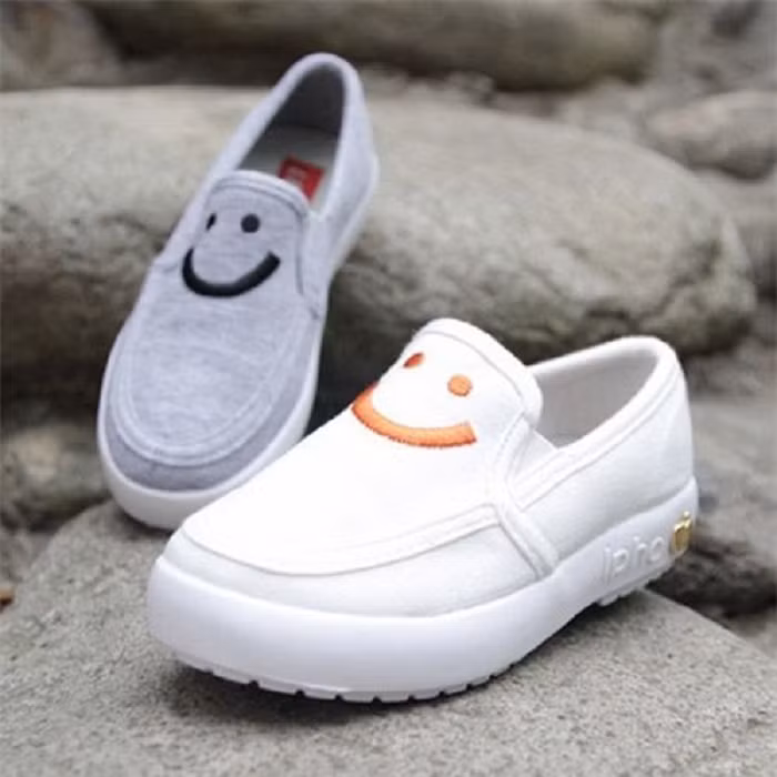 Thay vào đó, bạn nên mua cho con những thiết kế giày giữ ấm đúng size cho bé. Khi chọn, chú ý lựa những mẫu giày đế cứng vừa phải. Những đôi giày đế quá mềm sẽ không đủ khả năng bảo vệ đôi chân bé, bé dễ trượt ngã khi đi.