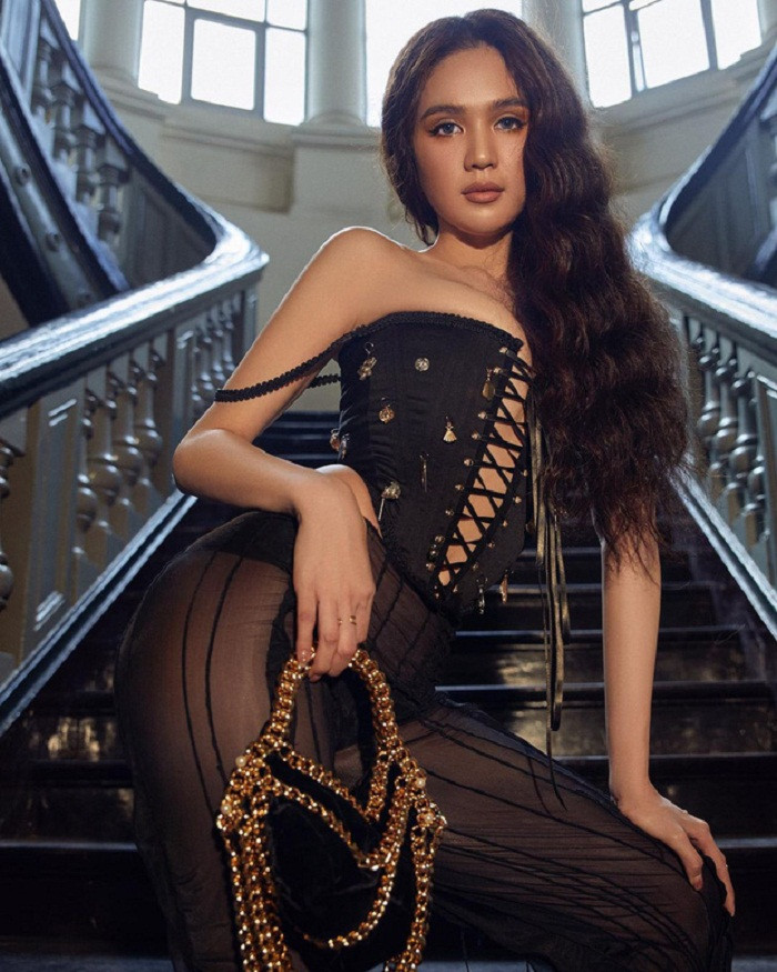 Thiết kế corset cut – out buộc dây trước giúp Ngọc Trinh trở nên bốc lửa. Mỹ nhân sinh năm 1989 kết hợp với quần ôm xuyên thấu, khoe được body S – line vạn người mê.