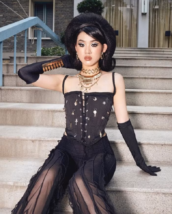 So với người mẫu hãng diện corset theo cách "phổ thông" thì Ngọc Trinh rõ ràng trông cuốn hút và nóng bỏng hơn nhiều. Ảnh: Instagram NV.