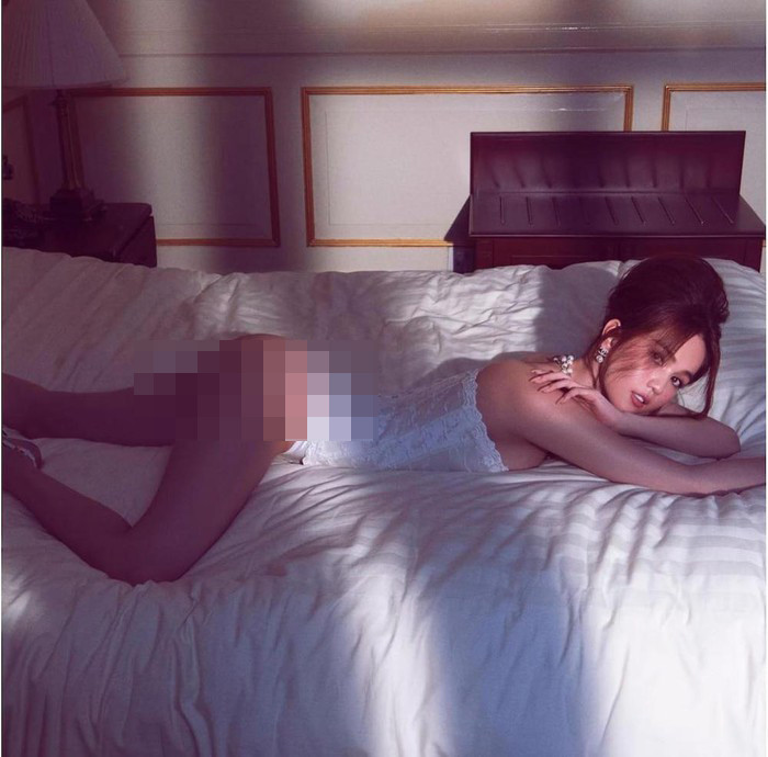 Bối cảnh phòng ngủ cùng cách tạo dáng lả lơi, Ngọc Trinh khiến người hâm mộ không thể rời mắt. Đặc biệt, cô chỉ mặc duy nhất chiếc quần nội y mỏng tang để lộ hông quả táo không thể sexy hơn.