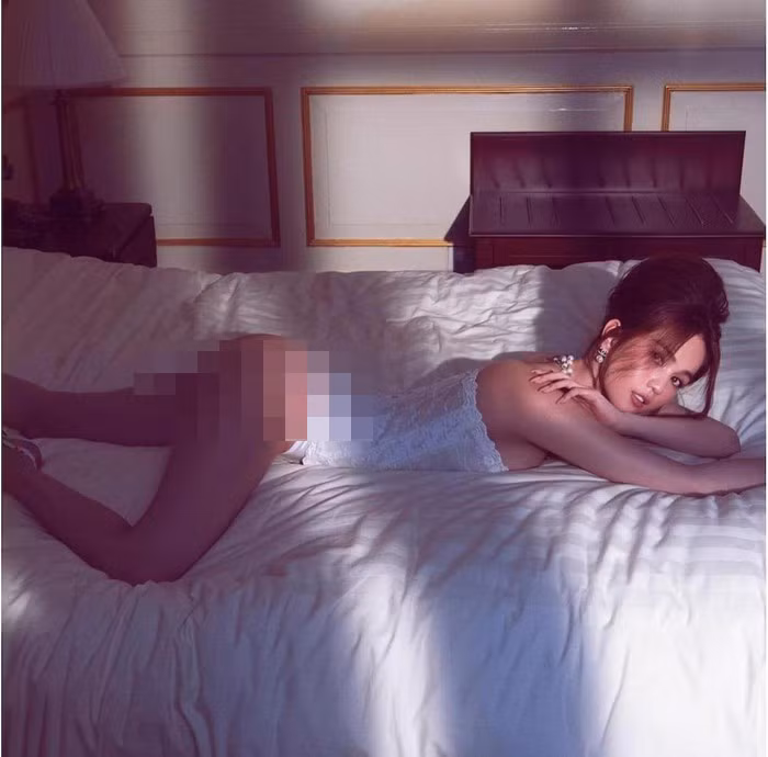 Bối cảnh phòng ngủ cùng cách tạo dáng lả lơi, Ngọc Trinh khiến người hâm mộ không thể rời mắt. Đặc biệt, cô chỉ mặc duy nhất chiếc quần nội y mỏng tang để lộ hông quả táo không thể sexy hơn.