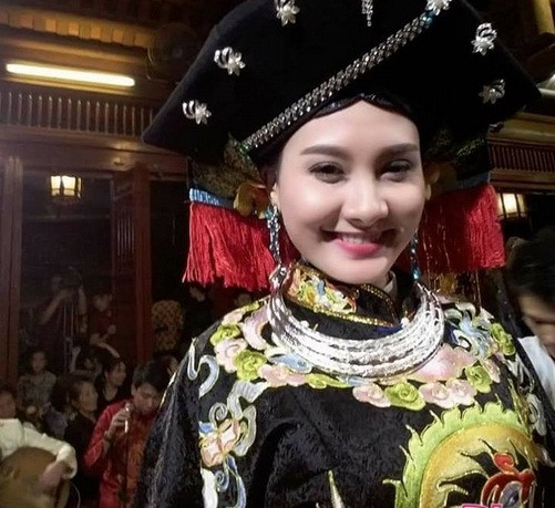 Với mỗi giá hầu, nữ diễn viên Sống chung với mẹ chồng lại mặc một bộ trang phục khác nhau. Dù vậy, Bảo Thanh luôn chuẩn bị chu đáo từ khăn vấn, áo lụa đến trâm cài.