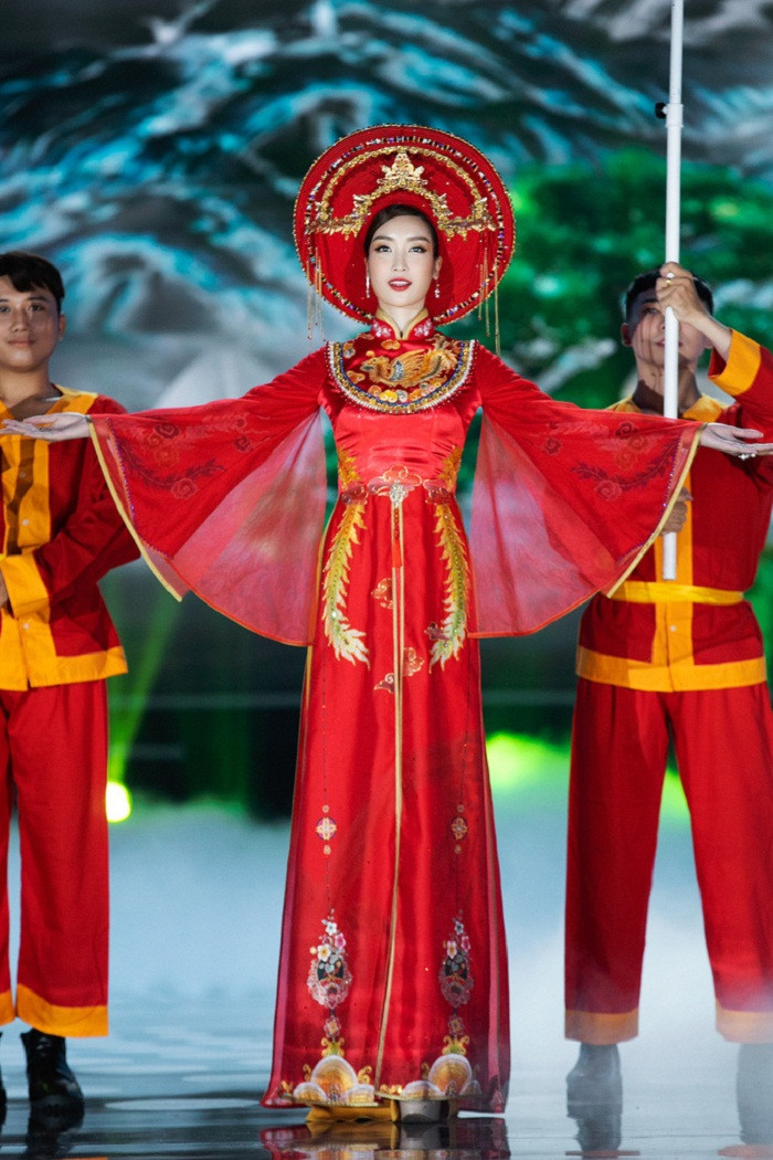 Ngoài sắc vóc hơn người, Đỗ Mỹ Linh thể hiện được thần thái đỉnh cao. Được biết, để chuyển tải hình ảnh thiêng liêng, hoa hậu gốc Hà Thành thực hiện ăn chay 2 ngày để thiền tịnh cũng như lòng thành kính đối với đức Thánh Mẫu.