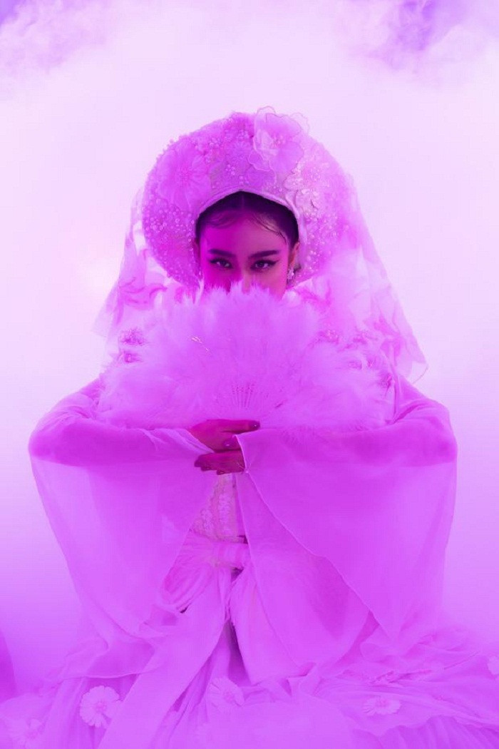 Đưa tín ngưỡng thờ Mẫu vào âm nhạc, Hoàng Thùy Linh gây bất ngờ với bộ đồ sắc trắng tinh khiết.