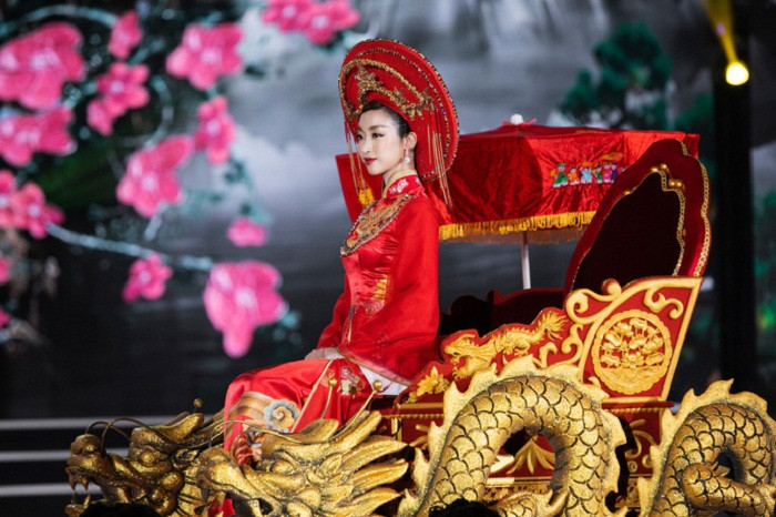 Hình ảnh "bông hậu" mặc trang phục Thánh Mẫu đỏ rực, uy nghi trên kiệu khiêng thu hút sự chú ý.