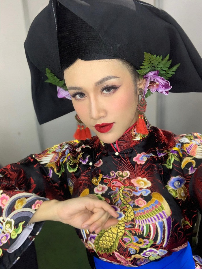 Được biết đến là một trong những nghệ sĩ hay tham gia các giá đồng, người mẫu ảnh, ca sĩ gốc Hải Phòng Minh Tâm cũng khoác lên mình trang phục này.