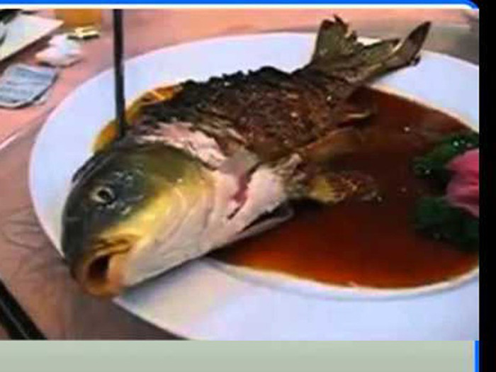 Tiếp đó, cá sẽ nhanh chóng được rán vàng sao cho thân cá chín vàng trong khi phần đầu vẫn tươi nguyên.