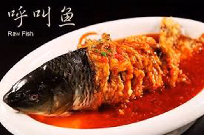 Thậm chí, những chú cá được cho là chuẩn tươi ngon khi miệng, mắt vẫn có thể “chuyển động” dưới sự kích thích của nước sốt.