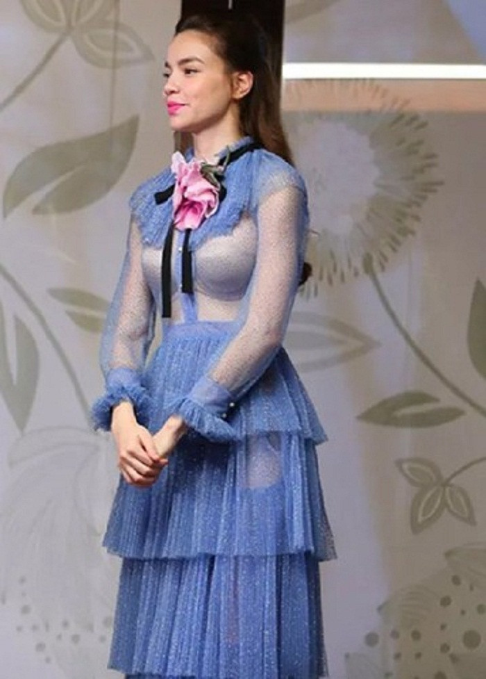 Một lần khác, bộ váy xuyên thấu của Hồ Ngọc Hà trở nên phản chủ vì để lộ nội y bên trong.