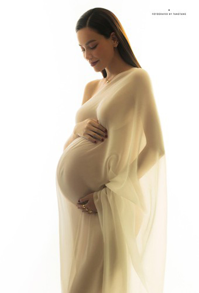 Có thể nói đồ xuyên thấu như con dao hai lưỡi, mang lại thần thái sắc nét song cũng dễ dàng “phản chủ”. Dù vậy, lần này Hồ Ngọc Hà lại chinh phục chúng một cách vô cùng ấn tượng.