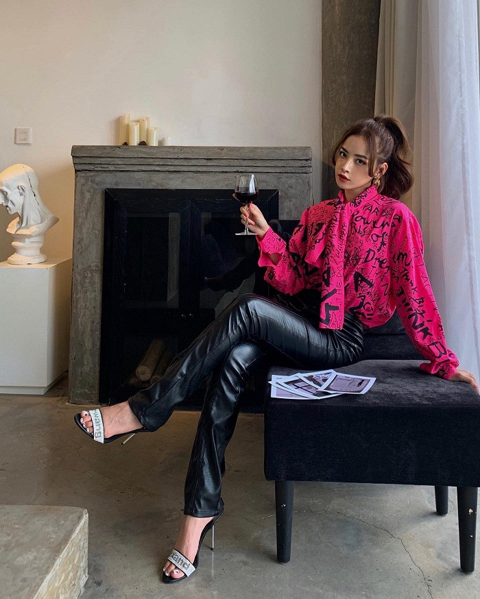 Ngoài những set đồ táo bạo, Chi Pu còn làm mới mình bằng những bộ cánh gam màu nổi sặc sỡ. Nhờ sự tinh tế khi phối đồ, Chi Pu không hề sến sẩm mà còn hút ánh nhìn hơn.