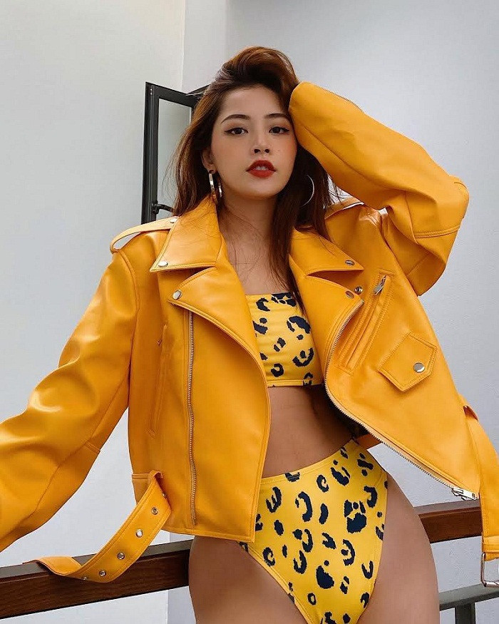 Màu vàng cam được nữ ca sĩ sinh năm 1993 lựa chọn nhiều nhờ mang lại vẻ tươi trẻ đúng lứa tuổi.