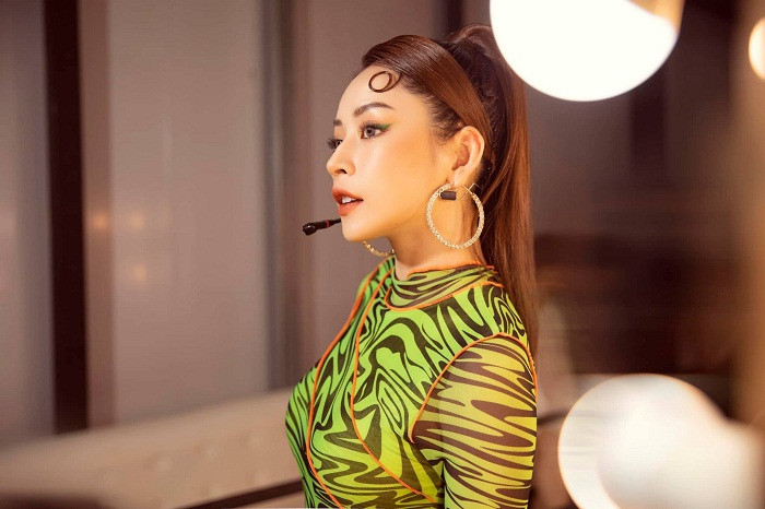 Liên tục biến hóa, Chi Pu được ví như “tắc kè hoa” của Vbiz. Cô từng chinh phục bộ đầm màu xanh nõn chuối vô cùng hợp mắt. Ảnh: FBNV.