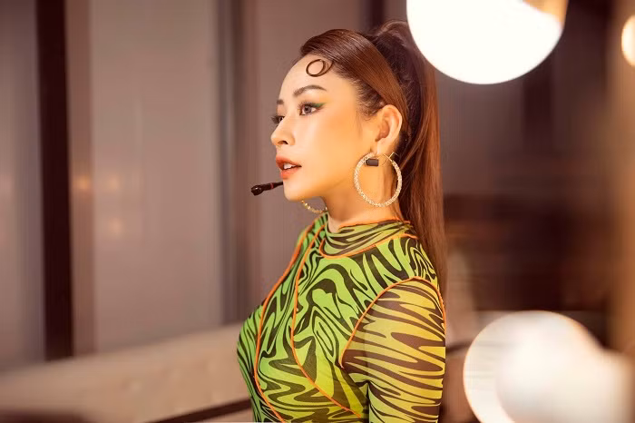 Liên tục biến hóa, Chi Pu được ví như “tắc kè hoa” của Vbiz. Cô từng chinh phục bộ đầm màu xanh nõn chuối vô cùng hợp mắt. Ảnh: FBNV.