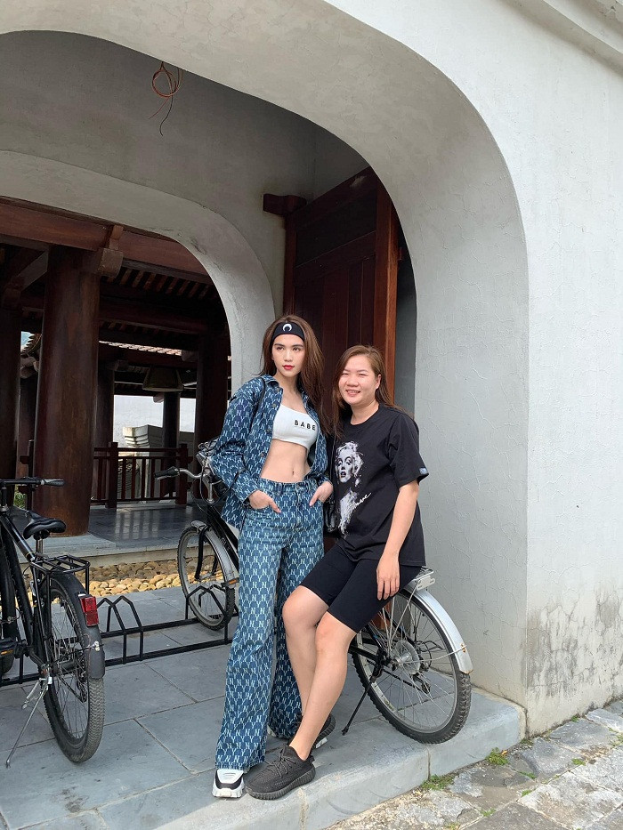 Nếu như ở lần xuất hiện trước, hình lưỡi liềm ở băng đô được hướng lên trên thì lần này Ngọc Trinh làm mới bằng cách cho chúc xuống dưới.