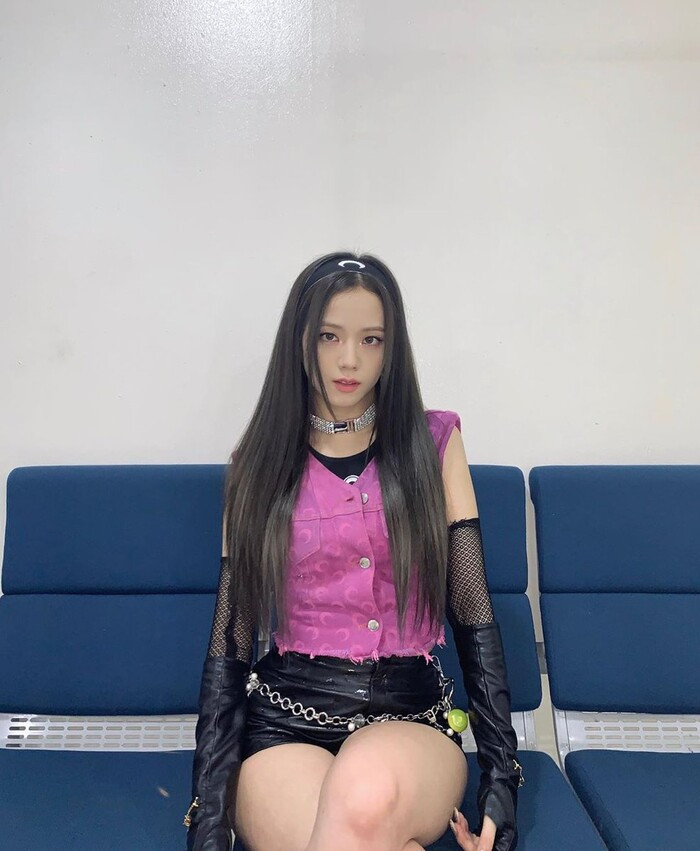 Không chỉ Jennie, cô chị cả Jisoo trong nhóm Blackpink cũng từng mix với băng đô lưỡi liềm khi biểu diễn trên sân khấu.