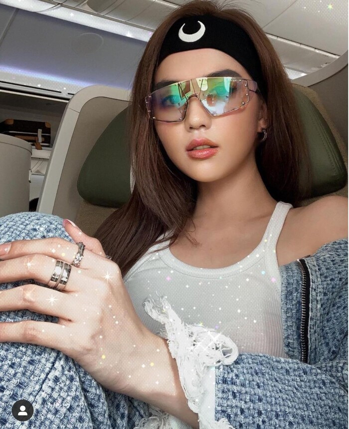 Lựa chọn kính đổi màu, giày thể thao khiến set đồ Ngọc Trinh hoàn thiện hơn. Ngọc Trinh trở nên vừa quyến rũ, vừa chất chơi khác hoàn toàn với hình tượng sexy táo bạo thường thấy.