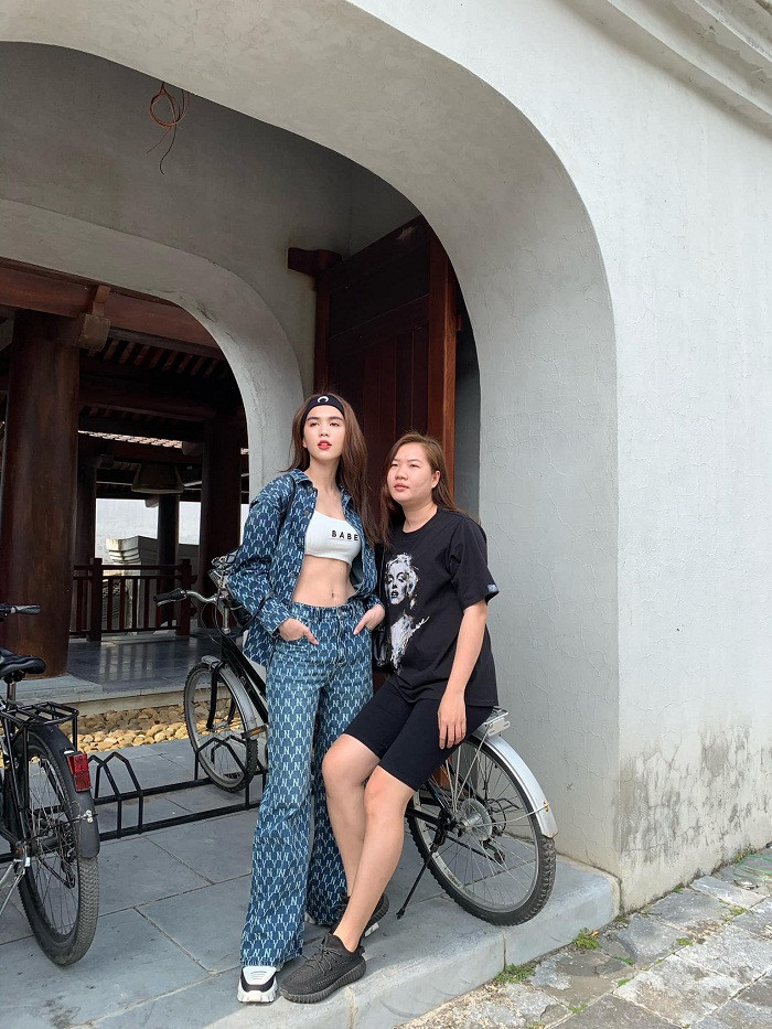 Copy cách lên đồ cũ, Ngọc Trinh mặc quần ống đứng, giầy thể thao, áo croptop bên trong. So với lần trước, Ngọc Trinh chỉ thay đổi chất liệu, độ dài áo khoác ngoài và màu sắc set đồ.