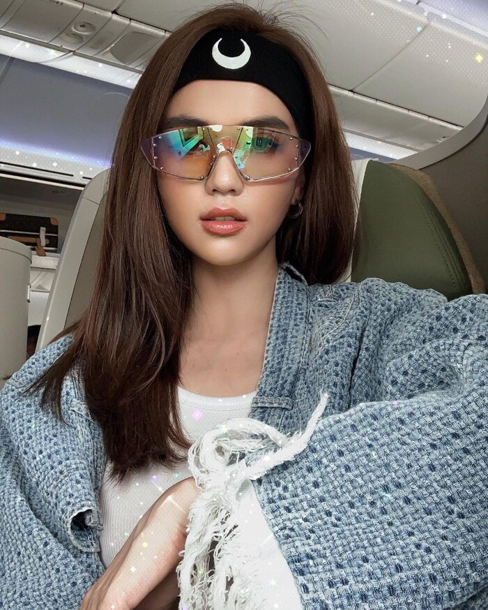 Sở hữu số đo hình thể lý tưởng 84-55-91, Ngọc Trinh không ngại khoác lên mình set đồ hiphop khá lạ mắt thiết kế vải len sợi, với điểm nhấn là phần tua rua lạ lẫm ở hai tay. Bên trong cô phối với chiếc áo croptop trắng để lộ rõ vòng 2 phẳng lì mà bao cô gái mơ ước.