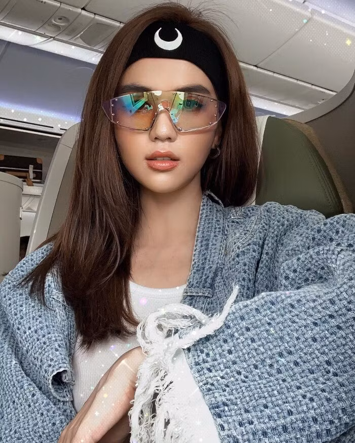 Sở hữu số đo hình thể lý tưởng 84-55-91, Ngọc Trinh không ngại khoác lên mình set đồ hiphop khá lạ mắt thiết kế vải len sợi, với điểm nhấn là phần tua rua lạ lẫm ở hai tay. Bên trong cô phối với chiếc áo croptop trắng để lộ rõ vòng 2 phẳng lì mà bao cô gái mơ ước.