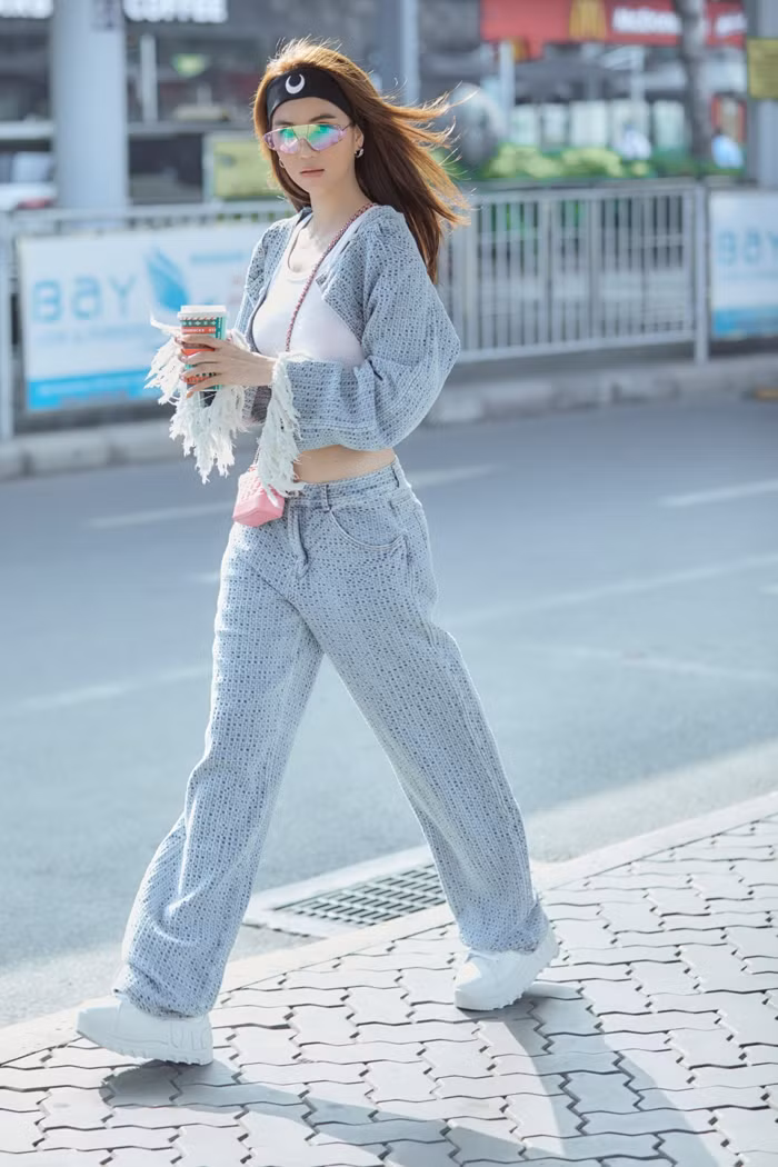 Xuất hiện tại sân bay, Ngọc Trinh tiếp tục thu hút sự chú ý khi lên đồ với băng đô hàng hiệu, giống của nữ idol Jennie BlackPink.