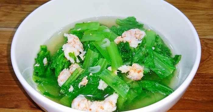 Nước canh. Không chỉ canh được chế biến bằng các loại rau lá xanh dễ biến đổi nitrat thành nitrit nguy hiểm. Các loại canh khác cũng tiềm ẩn yếu tố rủi ro sức khỏe.