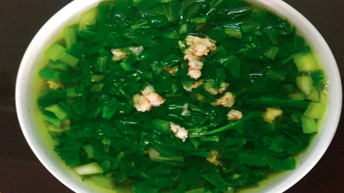 Canh rau lá xanh. Các loài rau có lá màu xanh đậm thường chứa nhiều nitrat. Việc bảo quản qua đêm khiến vi khuẩn có cơ hội phân hủy nitrat thành nitrit. Ăn nhiều chất này, bạn có thể đối diện với nguy cơ ung thư.