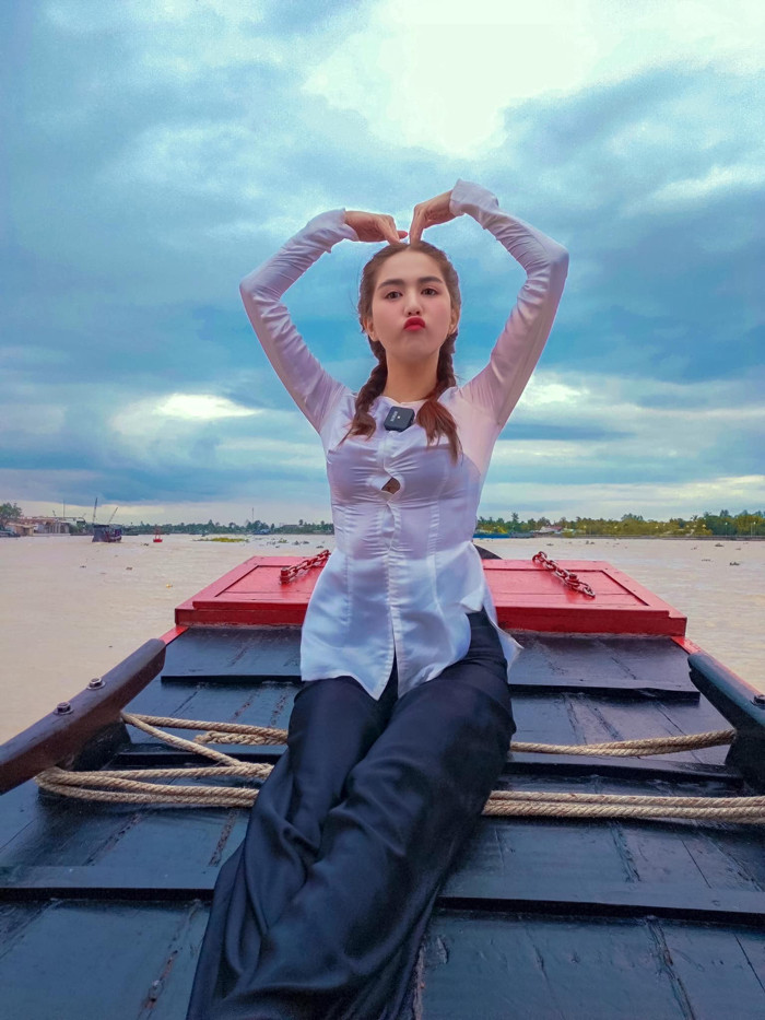 Đáng chú ý, quá mải mê tạo dáng mà diễn viên “Vu quy đại náo” không nhận ra vòng một dường như bị o bế quá mức, chỉ chực bung cúc áo để “xổ” ra ngoài.