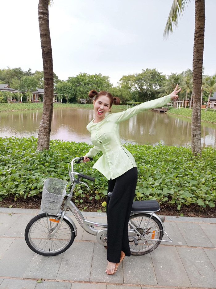 Dường như vòng một Ngọc Trinh căng tràn quá mức, không chỉ một lần, ở nhiều khung hình cô nàng cũng để lộ điểm kém duyên này.