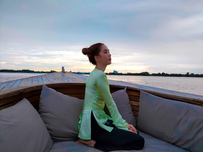 Bên cạnh hình ảnh sexy quen thuộc, Ngọc Trinh cũng rất biết làm mới mình. Mới đây, “nữ hoàng nội y” khiến người hâm mộ vô cùng thích thú khi mặc áo bà ba kín đáo nhưng vẫn rất đỗi xinh đẹp, ngọt ngào.