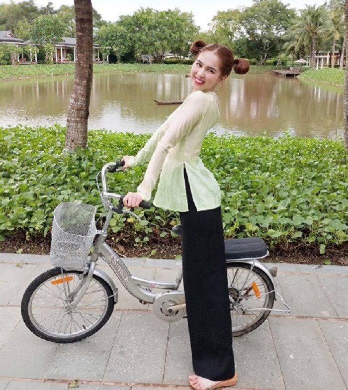 Người đẹp buộc tóc túi, mặc áo bà ba hack tuổi đỉnh cao. Nhìn vẻ nhí nhảnh của “nữ hoàng nội y” không ai nghĩ cô đang ở tuổi 31.