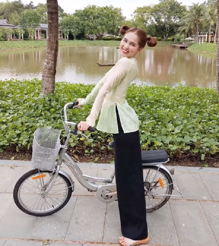 Người đẹp buộc tóc túi, mặc áo bà ba hack tuổi đỉnh cao. Nhìn vẻ nhí nhảnh của “nữ hoàng nội y” không ai nghĩ cô đang ở tuổi 31.