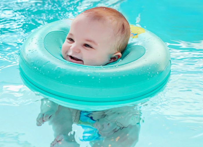 Phao bơi cổ. Nhiều người tin rằng trẻ học bơi sớm mang lại nhiều lợi ích về sức khỏe, giúp phát triển toàn diện về thể chất cũng như trí tuệ. Tuy nhiên, chuyên gia sức khỏe lại không khuyến khích việc làm này. Họ cho rằng trẻ dưới 1 tuổi có “phản xạ bơi” như vươn vai, quẫy chân khi xuống nước nhưng lại không thể tự ngóc đầu lên để thở.