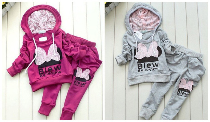 Áo có dây buộc cổ. Không ít trẻ trẻ thiệt mạng vì bị sợi dây siết cổ khi ngủ, chơi cầu trượt hay bạn học giật mạnh... Chính thiết kế bện chặt, chắc chắn khiến sợi dây rút ở cổ áo vô tình trở thành kẻ “sát nhân” gây ngạt thở, tử vong.