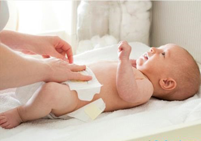 Đặc biệt, sau khi trẻ đi tiểu hoặc đại tiện, rửa sạch vùng mông bằng nước ấm và lau khô nhẹ nhàng là được. Học viện Nhi khoa Mỹ cũng từng cảnh báo trẻ có thể có biến chứng nghiêm trọng về phổi khi hít phấn rôm vào đường hô hấp. Ảnh: Internet.