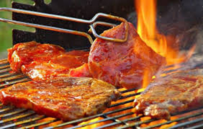 Thậm chí, một nghiên cứu từng chỉ ra rằng tiêu thụ 0,9kg thịt nướng khiến cơ thể nạp lượng axit amin dị vòng và hydrocacbon thơm (một chất gây ung thư cao) tương đương trong 600 điếu thuốc lá. Ảnh: Internet.