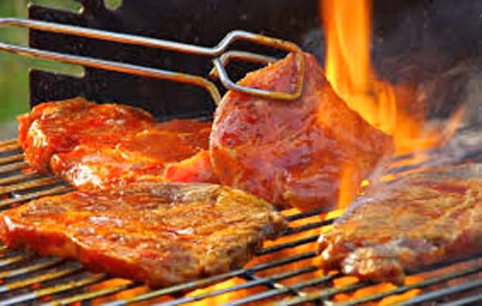 Thậm chí, một nghiên cứu từng chỉ ra rằng tiêu thụ 0,9kg thịt nướng khiến cơ thể nạp lượng axit amin dị vòng và hydrocacbon thơm (một chất gây ung thư cao) tương đương trong 600 điếu thuốc lá. Ảnh: Internet.