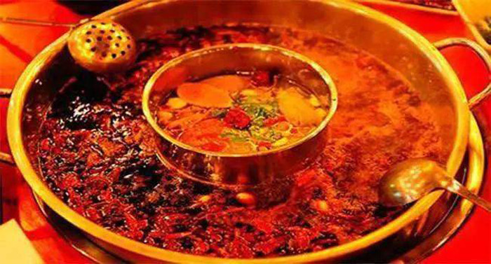 Người thích ăn đồ cay. Đồ cay kích thích vị giác song nó cũng gây kích thích mạnh niêm mạc thực quản. Lâu ngày, vùng niêm mạc này sẽ bị tổn thương, tiến triển thành bệnh.