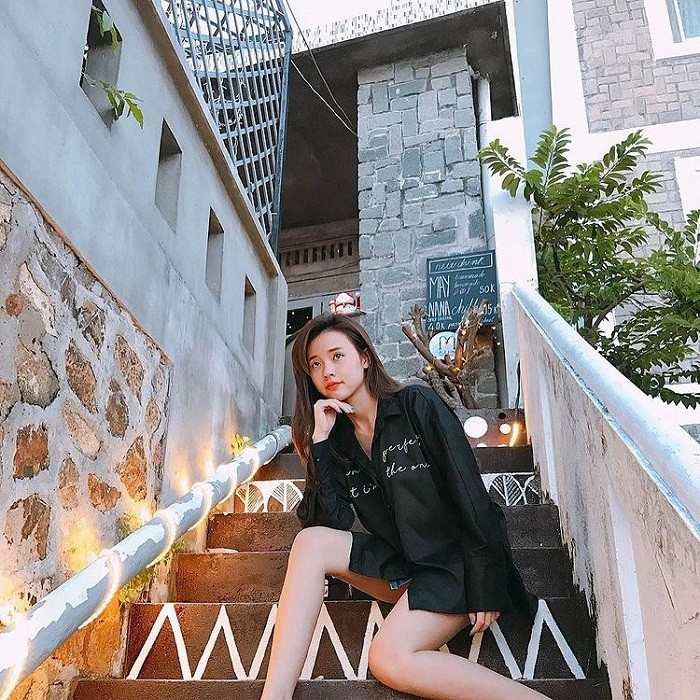 Trên trang cá nhân của mình, Midu khoe nét sexy khi diện style giấu quần cùng cách tạo dáng vừa gợi cảm lại trẻ trung.