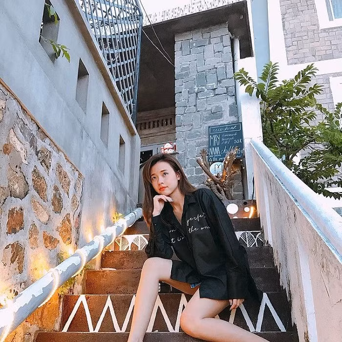 Trên trang cá nhân của mình, Midu khoe nét sexy khi diện style giấu quần cùng cách tạo dáng vừa gợi cảm lại trẻ trung.