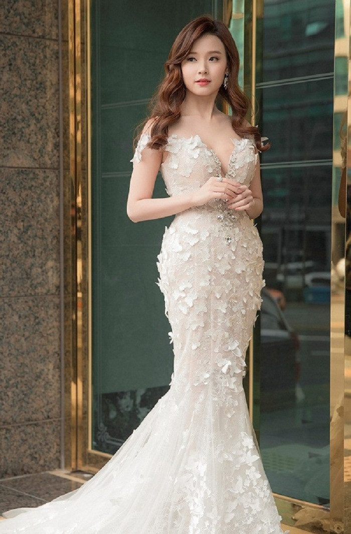 Sở hữu vòng 1 căng tràn, Midu nóng bỏng hút ánh nhìn với đầm đuôi cá cúp ngực, vai trần thon thả. Đặc biệt, chi tiết xẻ sâu vùng rãnh ngực giúp tình cũ thiếu gia Phan Thành khoe triệt để vẻ đẹp “chết người”.