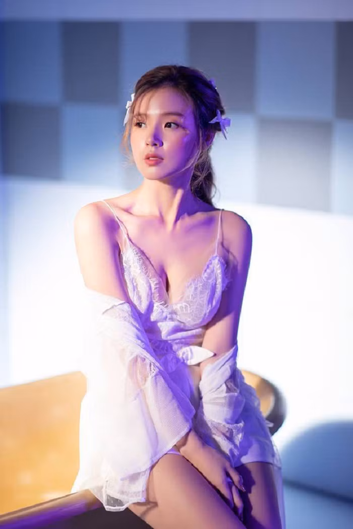 Đóng khung trong hình ảnh kín đáo, nữ tính suốt thời gian dài. Vì vậy không hở bạo hay phô phang quá đà, chỉ phá cách chút thôi là Midu đã khiến người hâm mộ xuýt xoa.