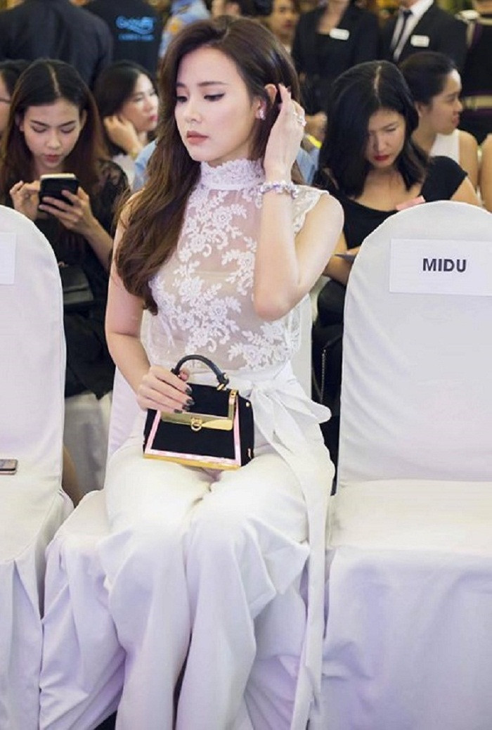 Thiết kế vải ren cũng được người đẹp sinh năm 1989 ưu ái.